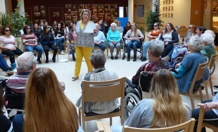 Gemeinsam mit den Senioren können Schüler den Alltag im Pflegeheim miterleben. Foto: APS