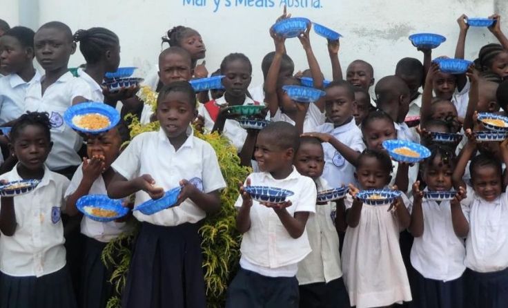 Die Kinder bekommen eine warme Getreidemahlzeit. Foto: Mary‘s Meals