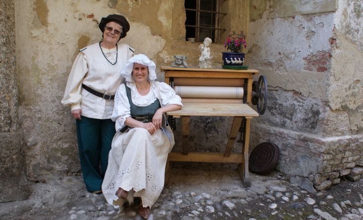 Die beiden Stadtführerinnen leiten den Rundgang Foto: Hack