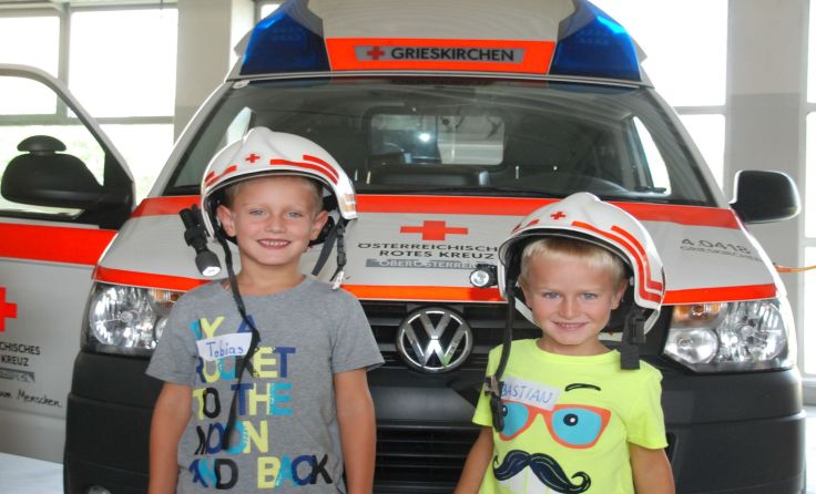 Tobias und Bastian übten sich beim Grieskirchner Ferienpass als Rettungsanitäter.
