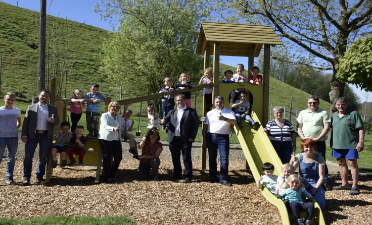 Eine Gruppe des Kindergarten Parz inspiziert mit Vertretern der Stadtgemeinde die neuen Geräte.