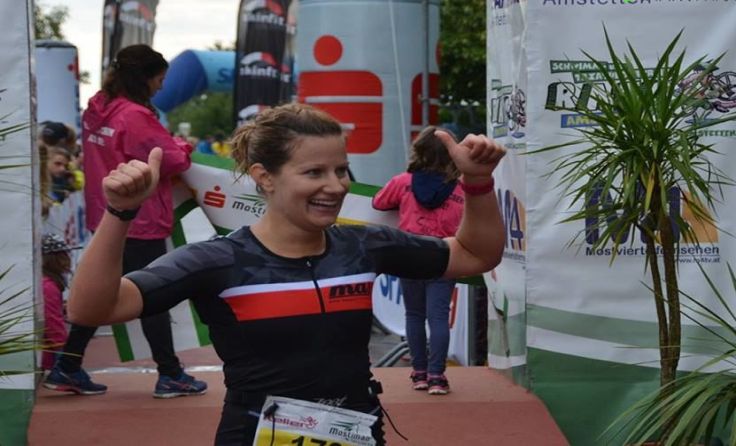 Sigrid Herndler beim Triathlon. Fotos: trinews.at