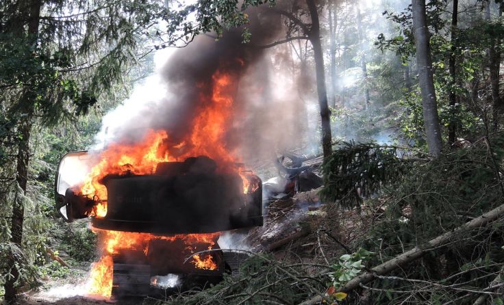 Brenzlige Situation: Das brennende Fahrzeug stand mitten im Wald. Fotos: FF Altenberg 