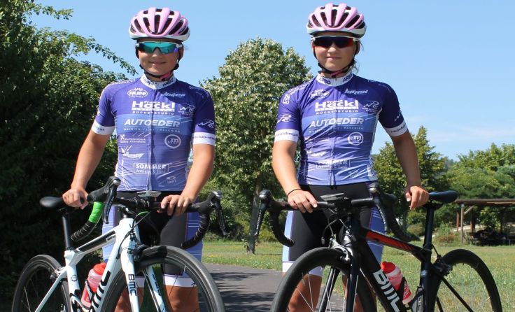 Laura (l.) und Lisa Fernbach (r.) mit ihren Rennrädern im Waldinger Bike-Park. Foto:Tips