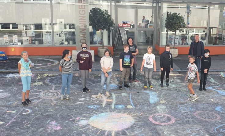 In zwei autofreien Stunden wurde die Fahrbahn vor der Schule verschönert. Foto: VS Ansfelden