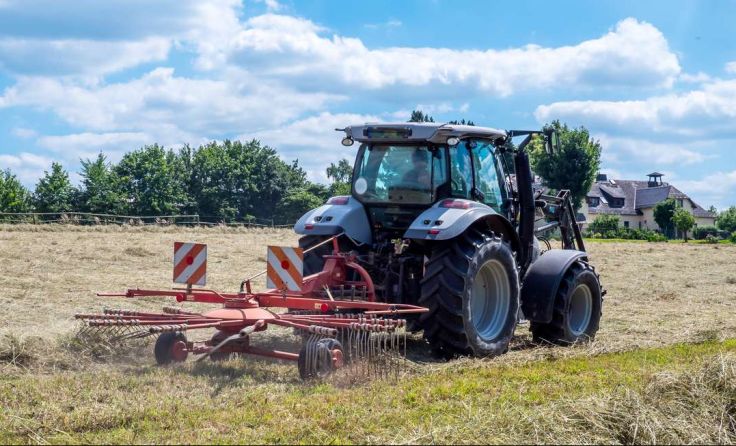 Traktor mit Schwader (Symbolfoto: Animaflora PicsStock/stock.adobe.com)