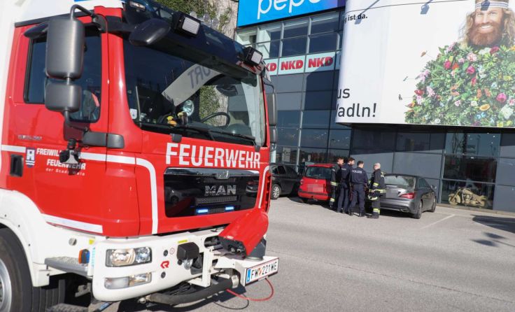 Feuerwehr und Polizei befreiten ein Kind aus einem Auto. Fotos: laumat.at / Matthias Lauber
