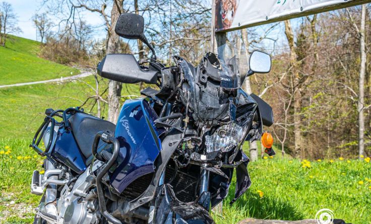 Der Motorradfahrer wurde bei dem Unfall verletzt. Fotos: © TEAM FOTOKERSCHI.AT / RAUSCHER