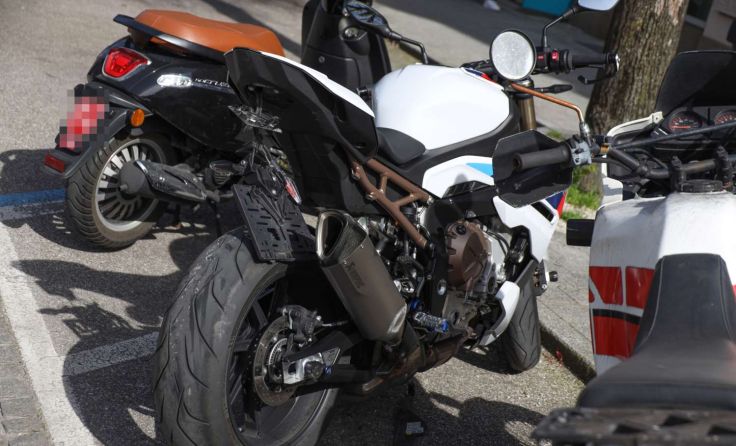 Der Motorradfahrer wurde bei dem Unfall verletzt. Fotos: laumat.at / Matthias Lauber