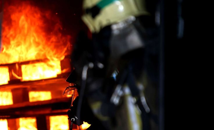 Es bestand die Gefahr, dass die Flammen auf das Carport übergreifen. Symbolfoto: Weihbold