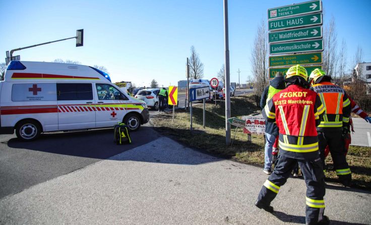 Aufräumarbeiten an der Unfallkreuzung (Foto: laumat/Christian Schürrer)