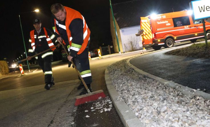 Die Feuerwehr im Kehreinsatz (Foto: laumat/Matthias Lauber)
