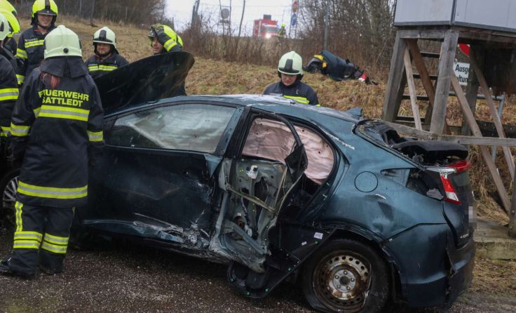Der demolierte Unfallwagen (Foto: laumat/Matthias Lauber)