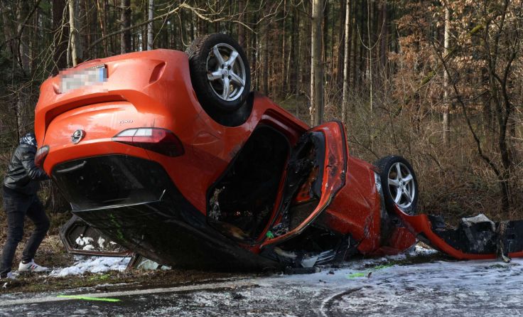 Das Auto der Frau, das nach dem Zusammenstoß Feuer fing. (Foto: laumat/Matthias Lauber)