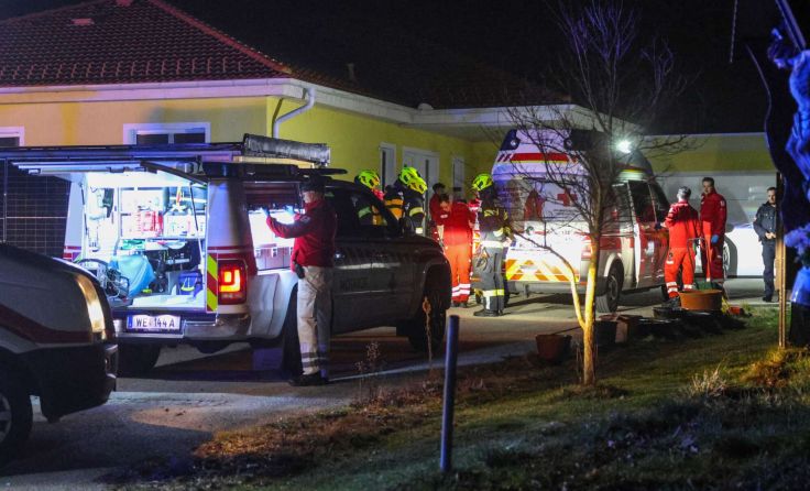 Die Einsatzkräfte an der Unfallstelle. (Foto: laumat.at/Matthias Lauber)