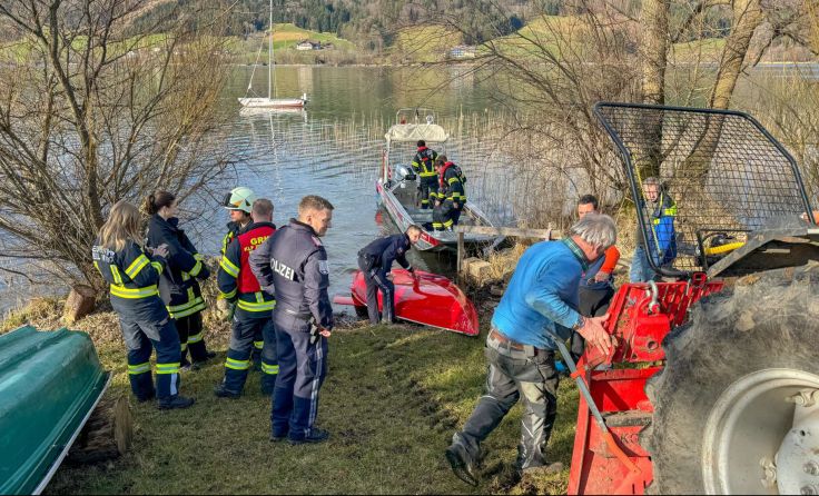 Das Boot wurde an Land gezogen, zu Schaden kam niemand. (Foto: Christian Stoxreiter)