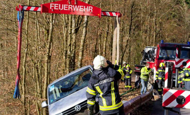 Die Feuerwehr barg den Kleinbus sicher und schonen. (Foto: TEAM FOTOKERSCHI.AT / MARTIN SCHARINGER)