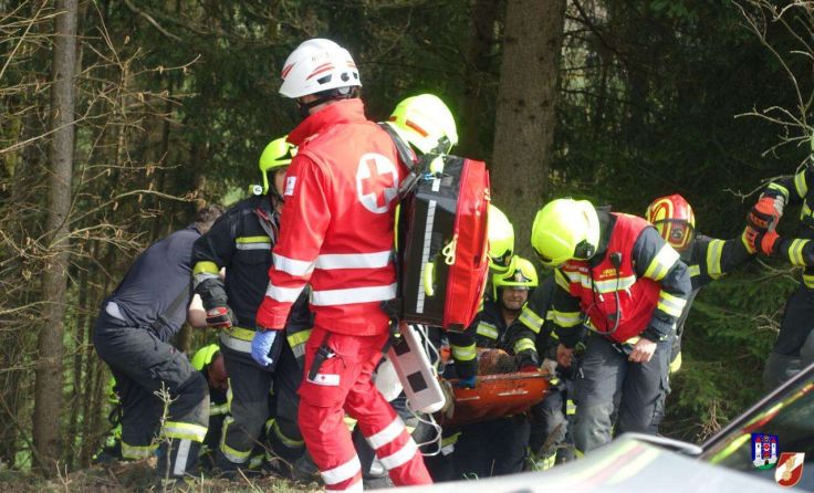 Die Einsatzkräfte am Unfallort (Foto: FF Haslach)
