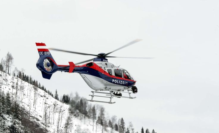 Statt mit dem Snowboard ging es für das Paar per Hubschrauber ins Tal. (Symbolfoto: Weihbold)