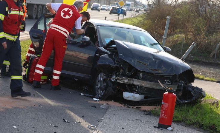 Drei personen wurden von der Rettung ins Krankenhaus gebracht. (Foto: laumat/Matthias Lauber)