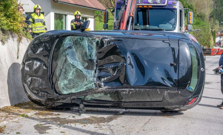 Das Auto wurde bei dem Unfall schwer beschädigt. (Foto: TEAM FOTOKERSCHI.AT / DAVID RAUSCHER)