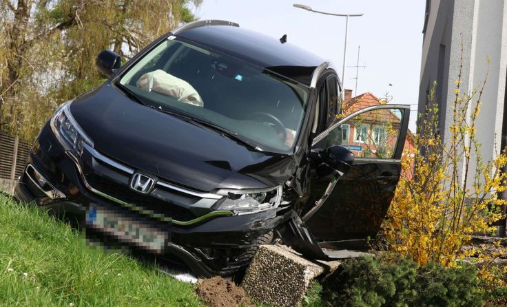 Einer der Unfallwagen landete in einer Böschung. (Foto: laumat/Matthias Lauber)