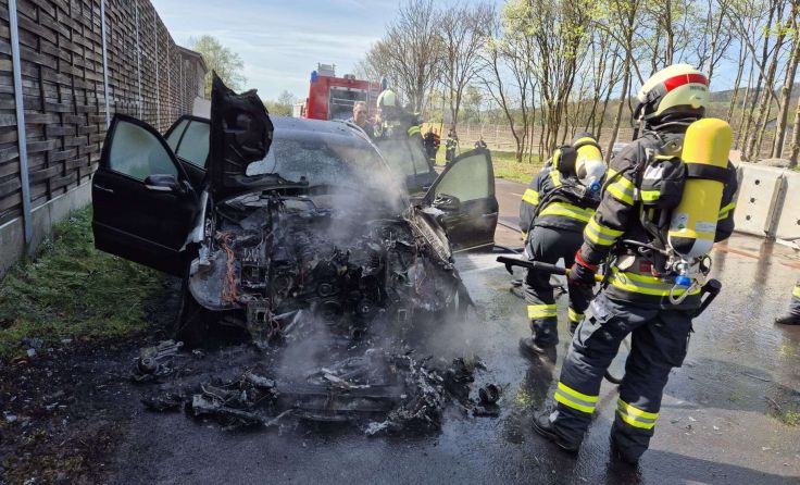 Die Feuerwehr Treffling war schnell vor Ort und löschte das brennende Auto. (Foto: FF Schweinbach)