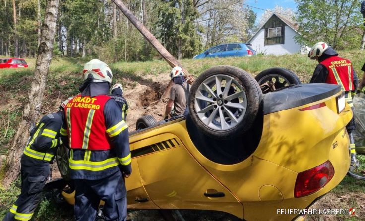 Das Auto blieb am Dach liegen. (Foto: FF Lasberg)
