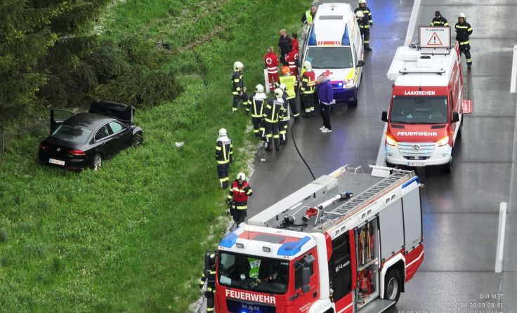 Der Unfalllenker blieb unverletzt. (Foto: FF Laakirchen)