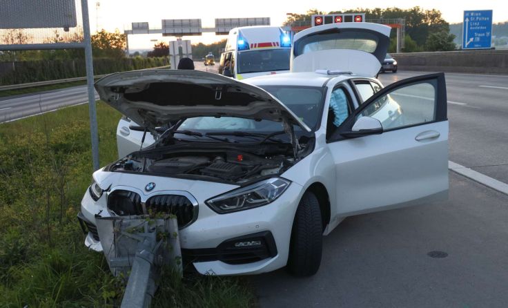 Warum das Auto in die Leitschiene krachte, ist nicht bekannt. (Foto: laumat/Matthias Lauber)