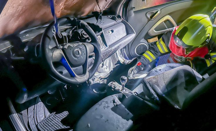 Das Auto hat nur mehr Schrottwert. (Foto: TEAM FOTOKERSCHI.AT / WERNER KERSCHBAUMMAYR)