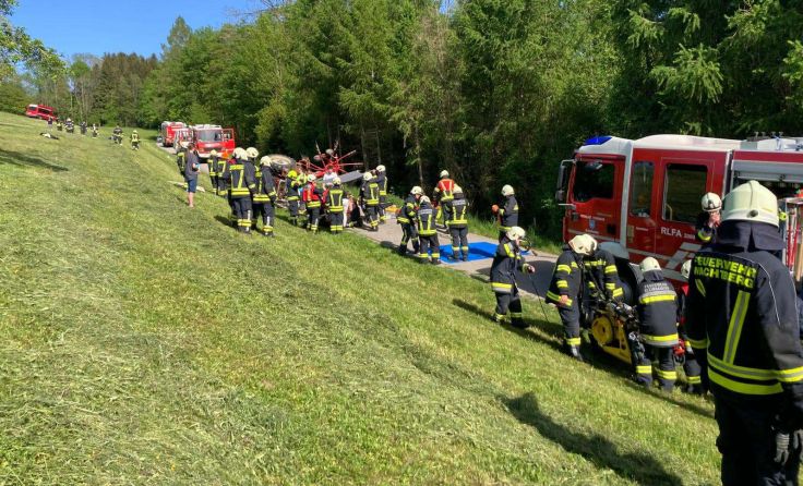 Auf der abschüssigen Wiese überschlug sich der Traktor. (Foto: Bfkdo Amstetten)
