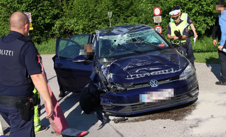 Das Auto der Frau wurde bei dem Überschlag schwer beschädigt. (Foto: laumat/Matthias Lauber)