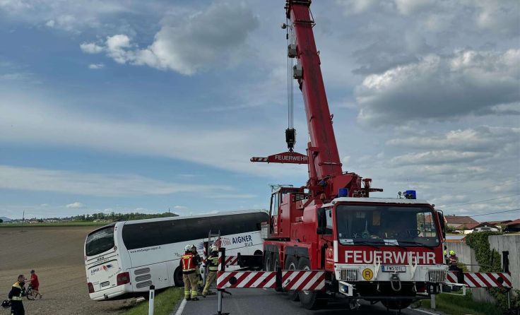 Der Kran der Berufsfeuerwehr Linz barg den Bus. (Foto: FF Wartberg/Aist)