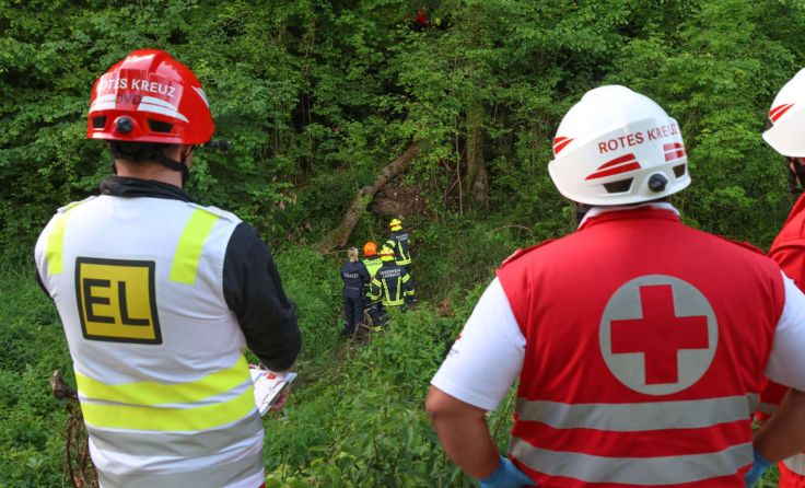Aufwändige Rettung im steilen Gelände (Foto: laumat.at/Matthias Lauber)