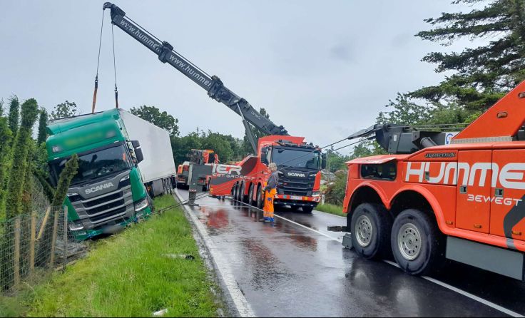 Eine Spezialfirma musste zur Bergung anrücken. (Foto: TEAM FOTOKERSCHI.AT / HUMMER TRANSPORTE)