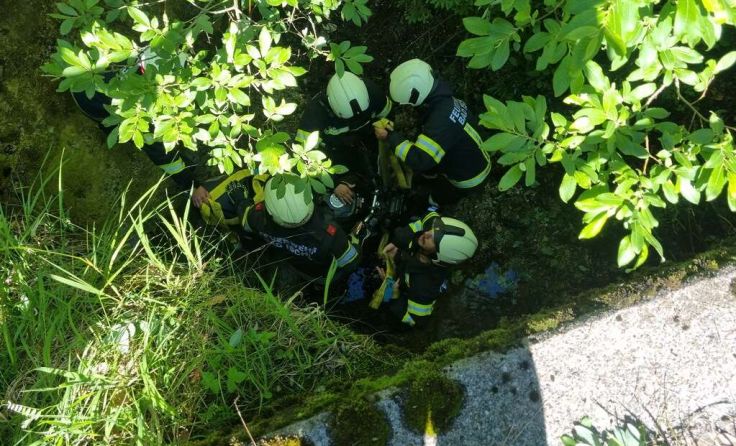 Das Motorrad musste mit dem Kran geborgen werden. (FF Bad Ischl)