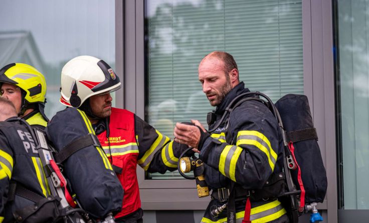 Mehrere Atemschutztrupps standen im Einsatz. (Foto: TEAM FOTOKERSCHI.AT / SIMON BRANDSTÄTTER)