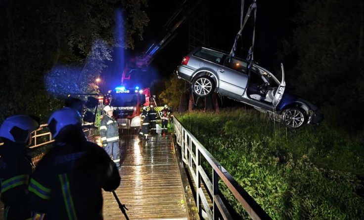 Das Fahrzeug wurde mit einem Kran geborgen. (Foto: FF Enns)