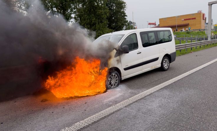 Der brennende Kleinbus (Foto: TEAM FOTOKERSCHI.AT / WERNER KERSCHBAUMMAYR)