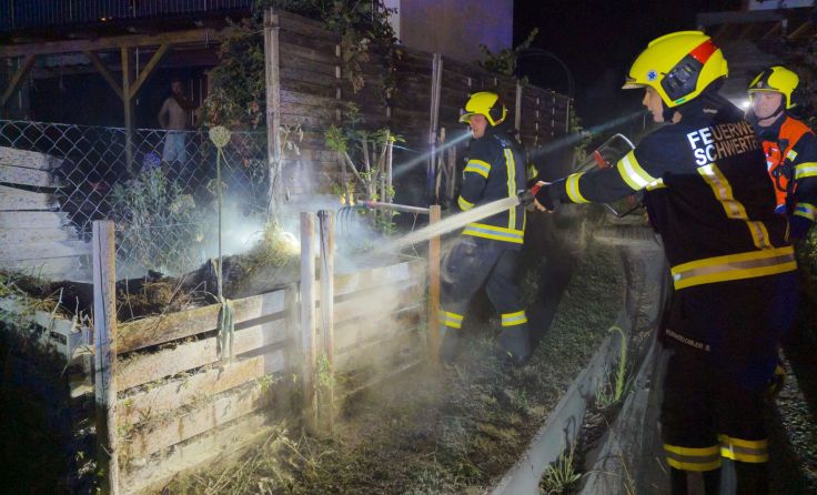 Die Feuerwehr beim nächtlichen Brandeinsatz (Foto: TEAM FOTOKERSCHI.AT / SIMON BRANDSTÄTTER)