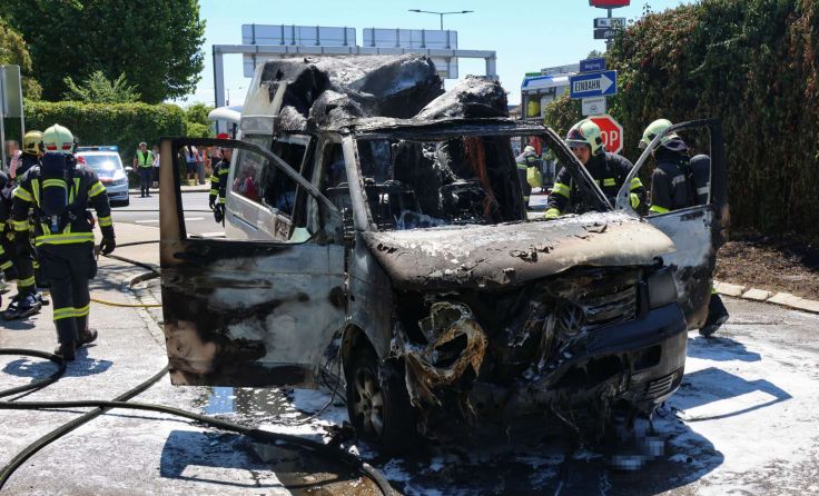 Das ausgebrannte Fahrzeug (Foto: laumat/Matthias Lauber)
