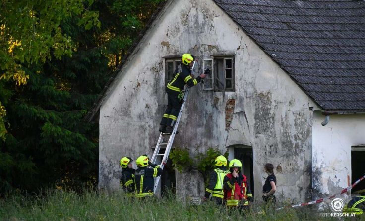 Die Feuerwehr beim Einsatz in den verlassenen Gebäude (Foto: TEAM FOTOKERSCHI.AT / AMATO GABRIEL)