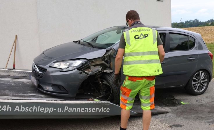 Ein Abschleppdienst und die Feuerwehr räumten die Unfallstelle. (Foto: laumat/Matthias Lauber)