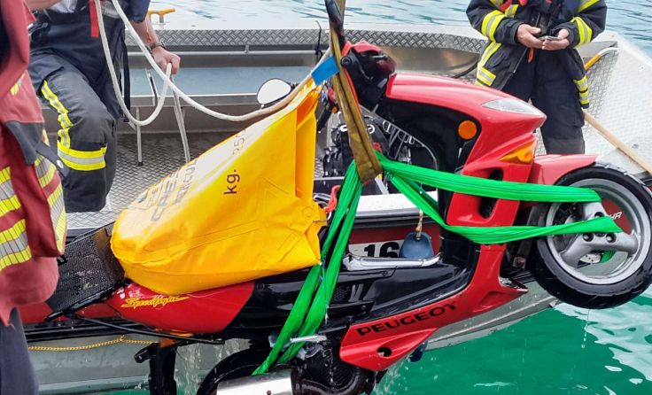 Wieder an Land: der versenkte Motorroller (Foto: Christian Wacek/ FF Bad Ischl)