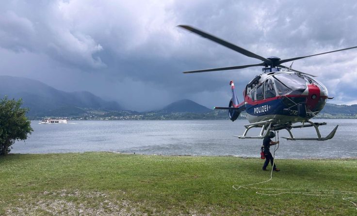 Der Polizeihubschrauber flog den Vater und den Sohn am Tau vom Berg. (Foto: Polizei OÖ)