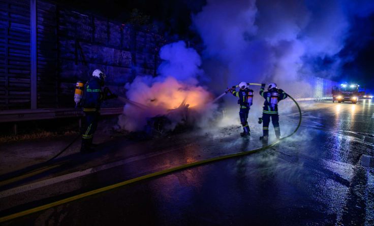Der Wagen brannte vollständig aus. (Foto: TEAM FOTOKERSCHI)