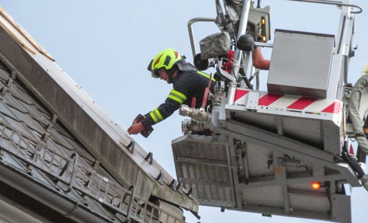Über die Teleskopmastbühne gelangten die Feuerwehrleute auf das Dach. (Foto: FF Bad Goisern)