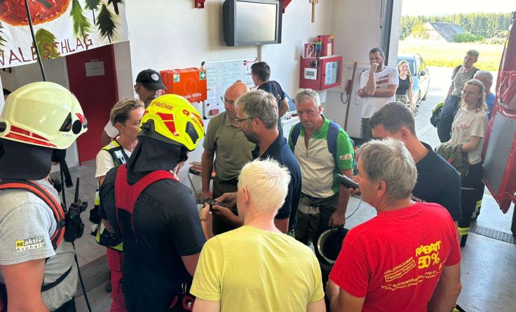 Die Suchtrupps bei der Lagebesprechung (Foto: FF Waldschlag)