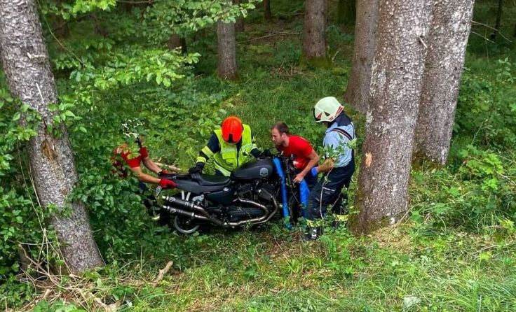 Die FF Altmünster barg das Motorrad. (Foto: FF Altmünster)